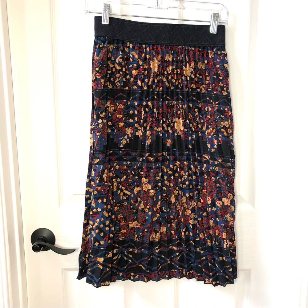 ⭐️ LulaRoe Pleated Jill Skirt Size; EXTRA SMALL